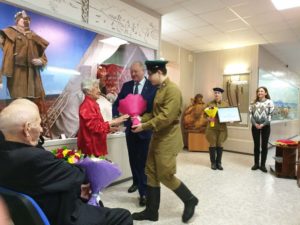 Губернатор вручает медали ветеранам