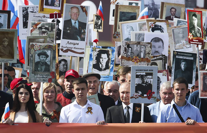 Президент России Владимир Путин на акции памяти "Бессмертный полк" на Красной площади. Архивное фото.