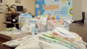 Семьи начнут получать подарки для новорожденных